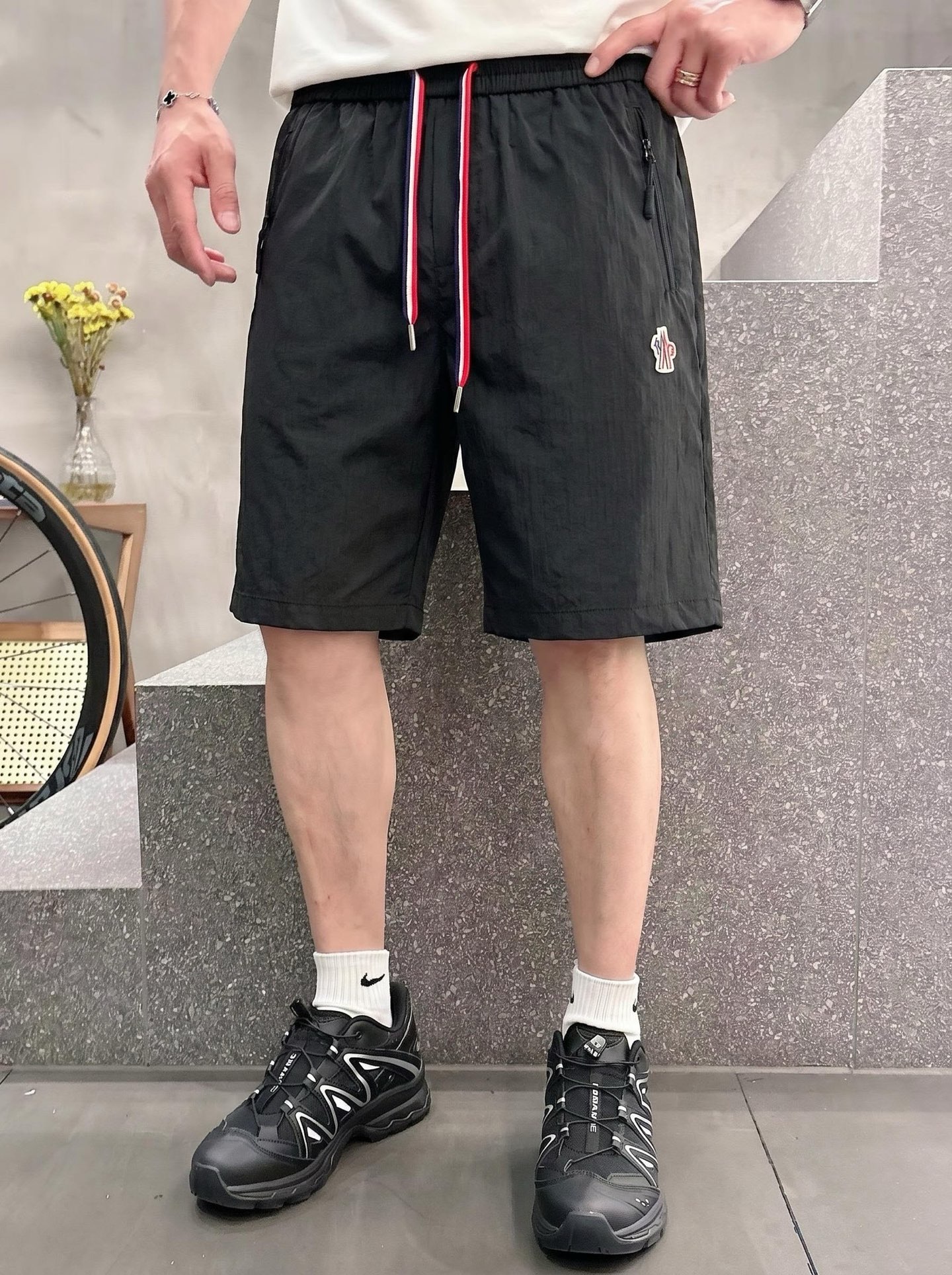 蒙口 春夏新款休闲短裤 品牌经典系列面料 速干原版设计 舒适度极好，手触感强烈。原版品牌logo 辨识度