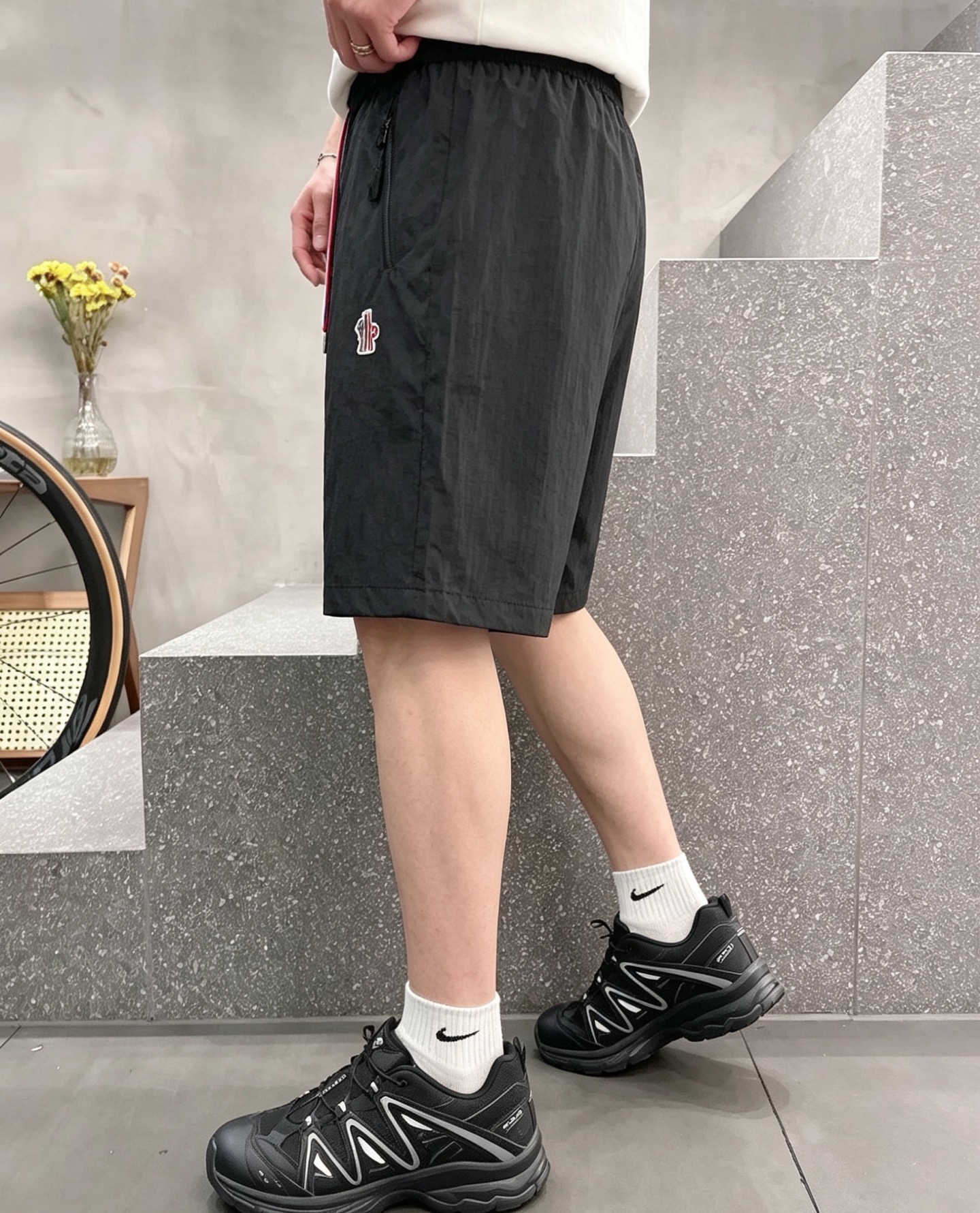 蒙口 春夏新款休闲短裤 品牌经典系列面料 速干原版设计 舒适度极好，手触感强烈。原版品牌logo 辨识度