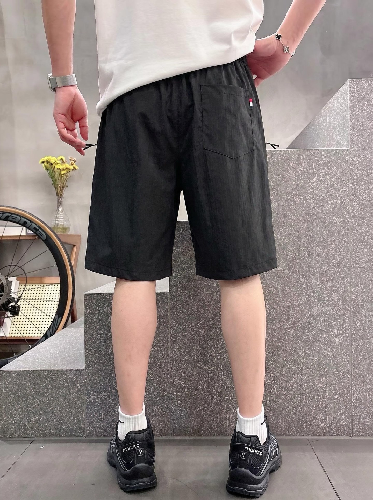 蒙口 春夏新款休闲短裤 品牌经典系列面料 速干原版设计 舒适度极好，手触感强烈。原版品牌logo 辨识度