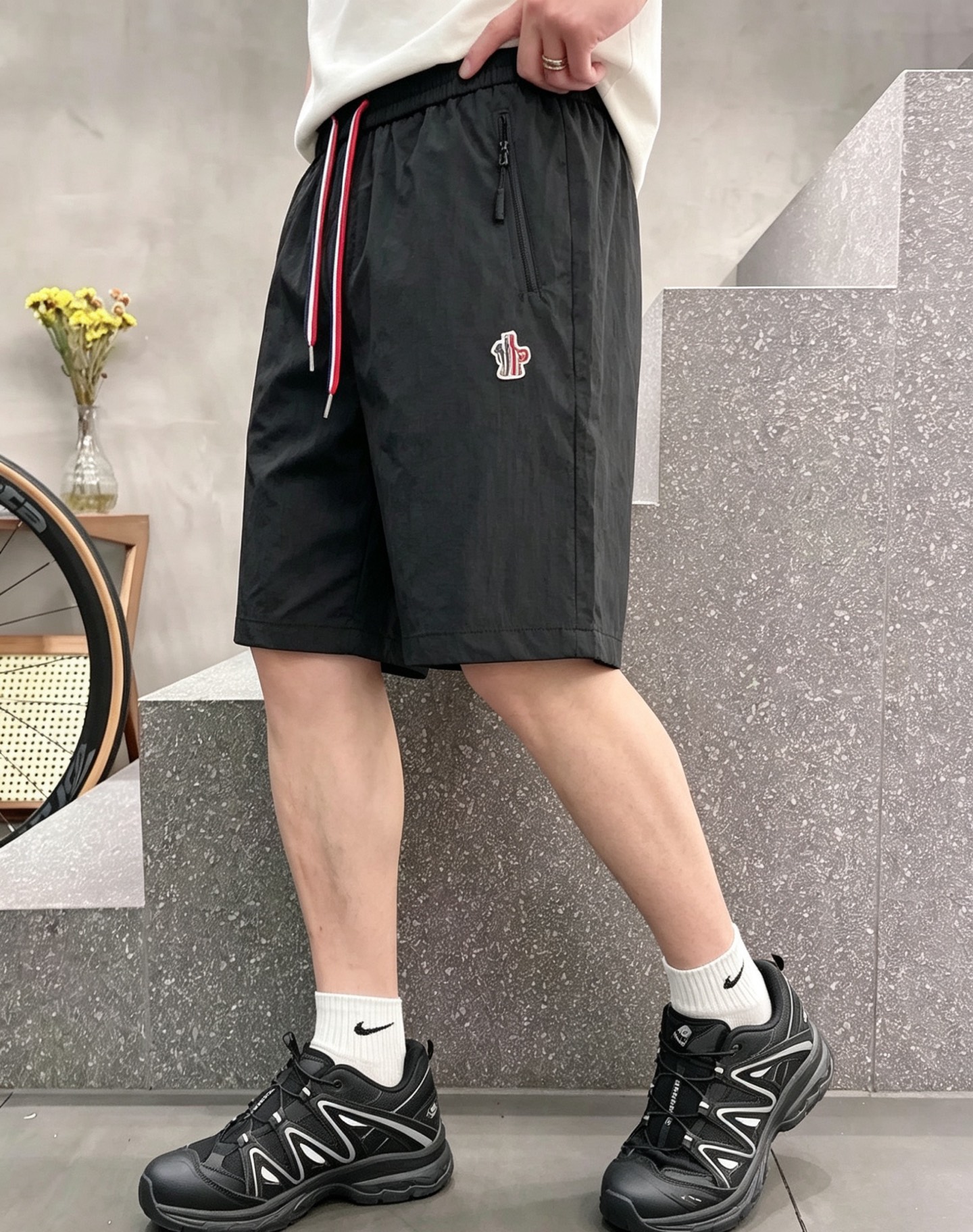 蒙口 春夏新款休闲短裤 品牌经典系列面料 速干原版设计 舒适度极好，手触感强烈。原版品牌logo 辨识度