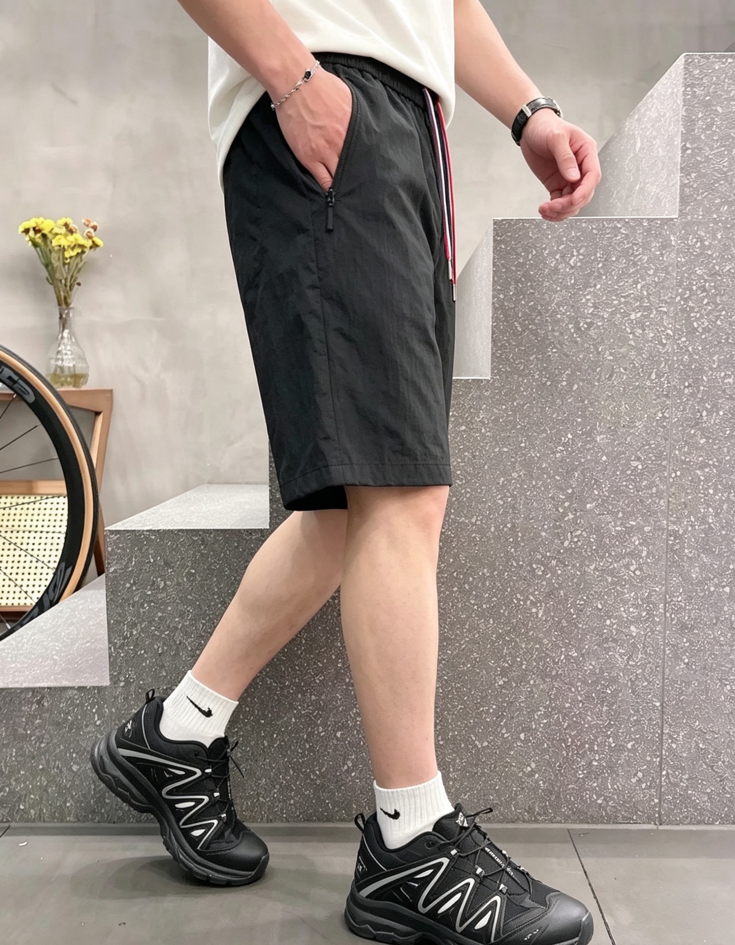 蒙口 春夏新款休闲短裤 品牌经典系列面料 速干原版设计 舒适度极好，手触感强烈。原版品牌logo 辨识度