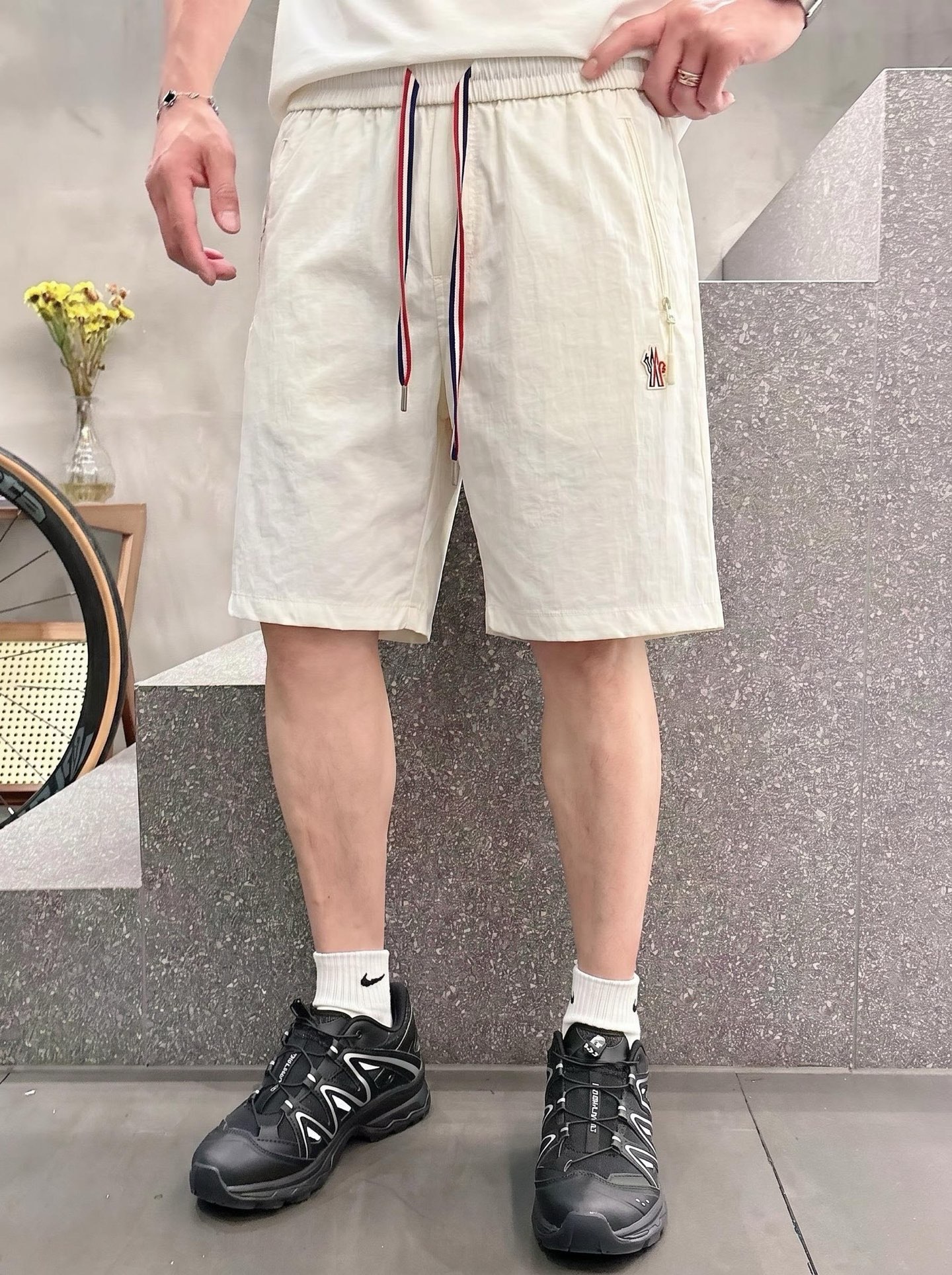 蒙口 春夏新款休闲短裤 品牌经典系列面料 速干原版设计 舒适度极好，手触感强烈。原版品牌logo 辨识度