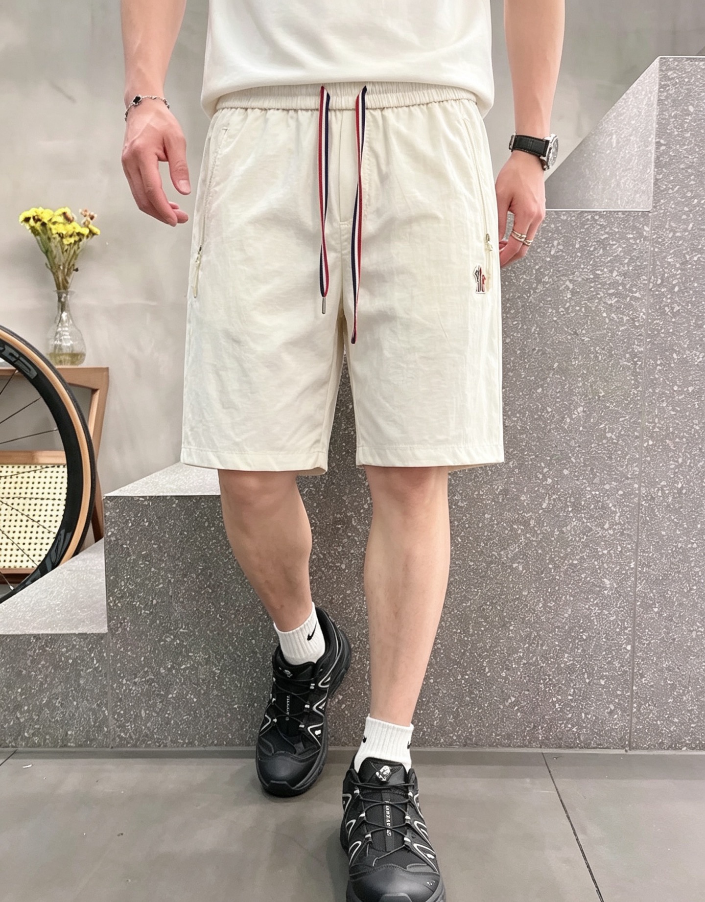 蒙口 春夏新款休闲短裤 品牌经典系列面料 速干原版设计 舒适度极好，手触感强烈。原版品牌logo 辨识度