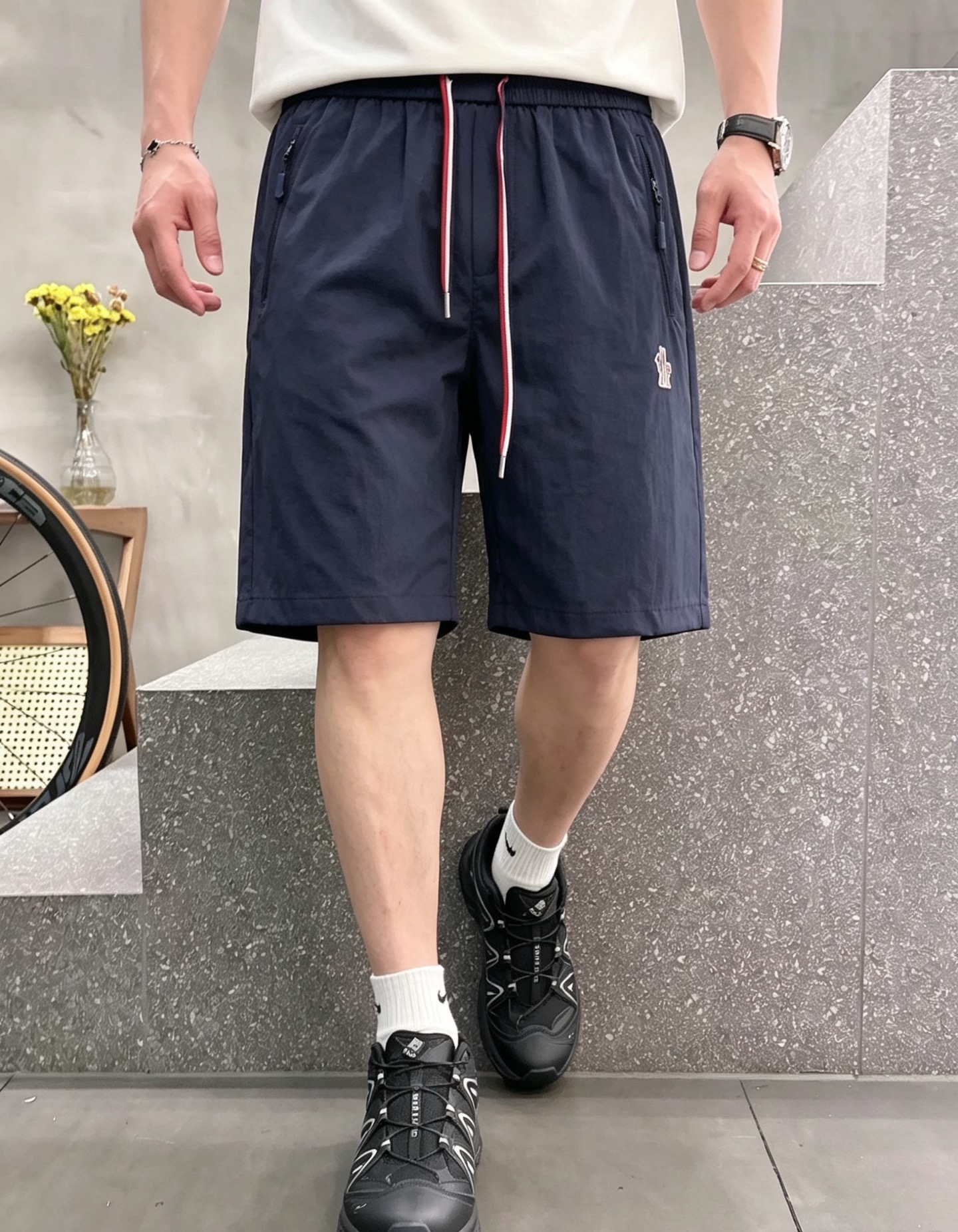 蒙口 春夏新款休闲短裤 品牌经典系列面料 速干原版设计 舒适度极好，手触感强烈。原版品牌logo 辨识度