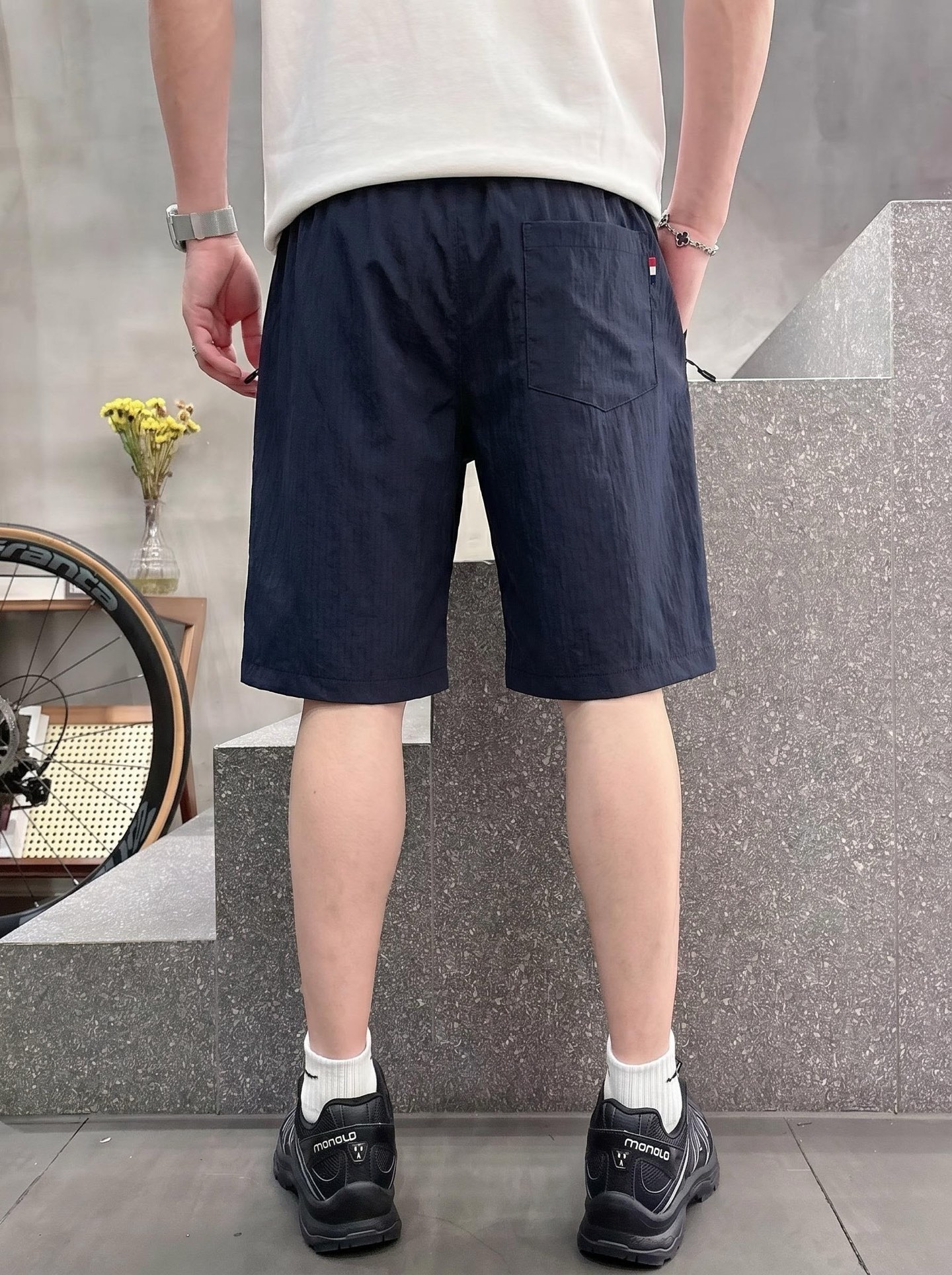 蒙口 春夏新款休闲短裤 品牌经典系列面料 速干原版设计 舒适度极好，手触感强烈。原版品牌logo 辨识度