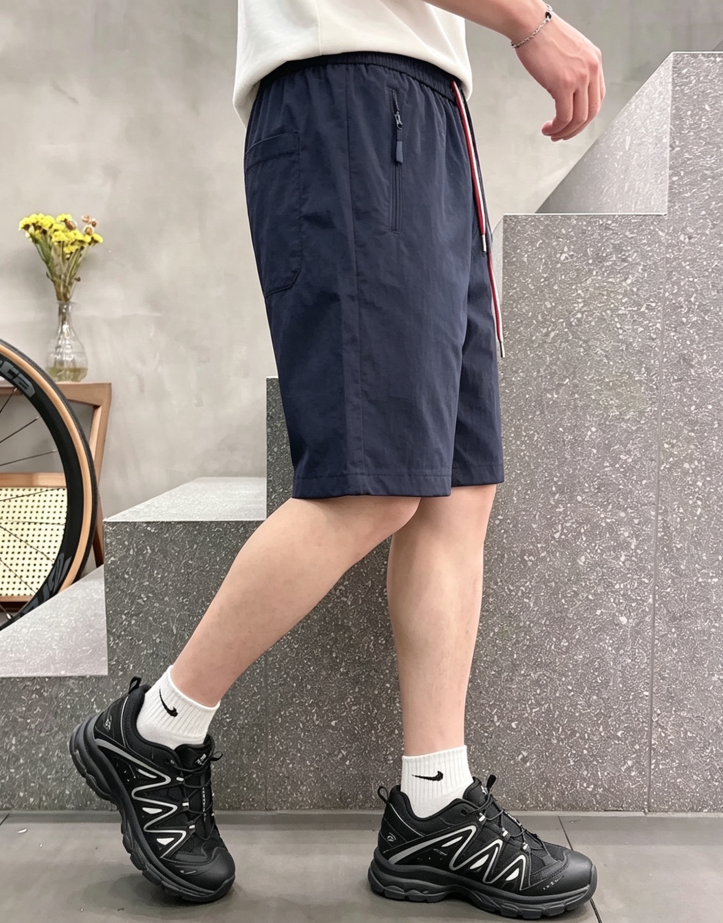 蒙口 春夏新款休闲短裤 品牌经典系列面料 速干原版设计 舒适度极好，手触感强烈。原版品牌logo 辨识度