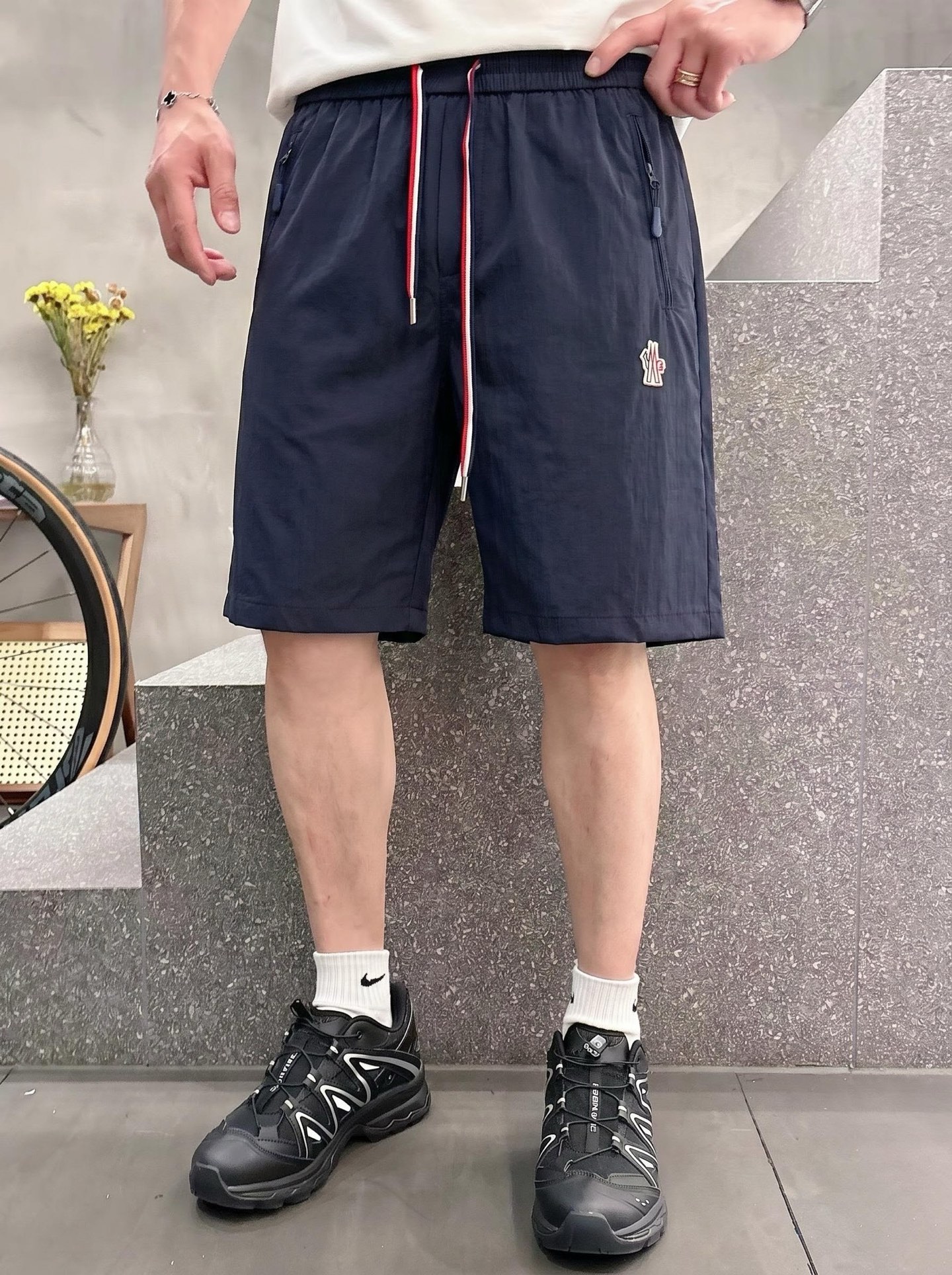 蒙口 春夏新款休闲短裤 品牌经典系列面料 速干原版设计 舒适度极好，手触感强烈。原版品牌logo 辨识度