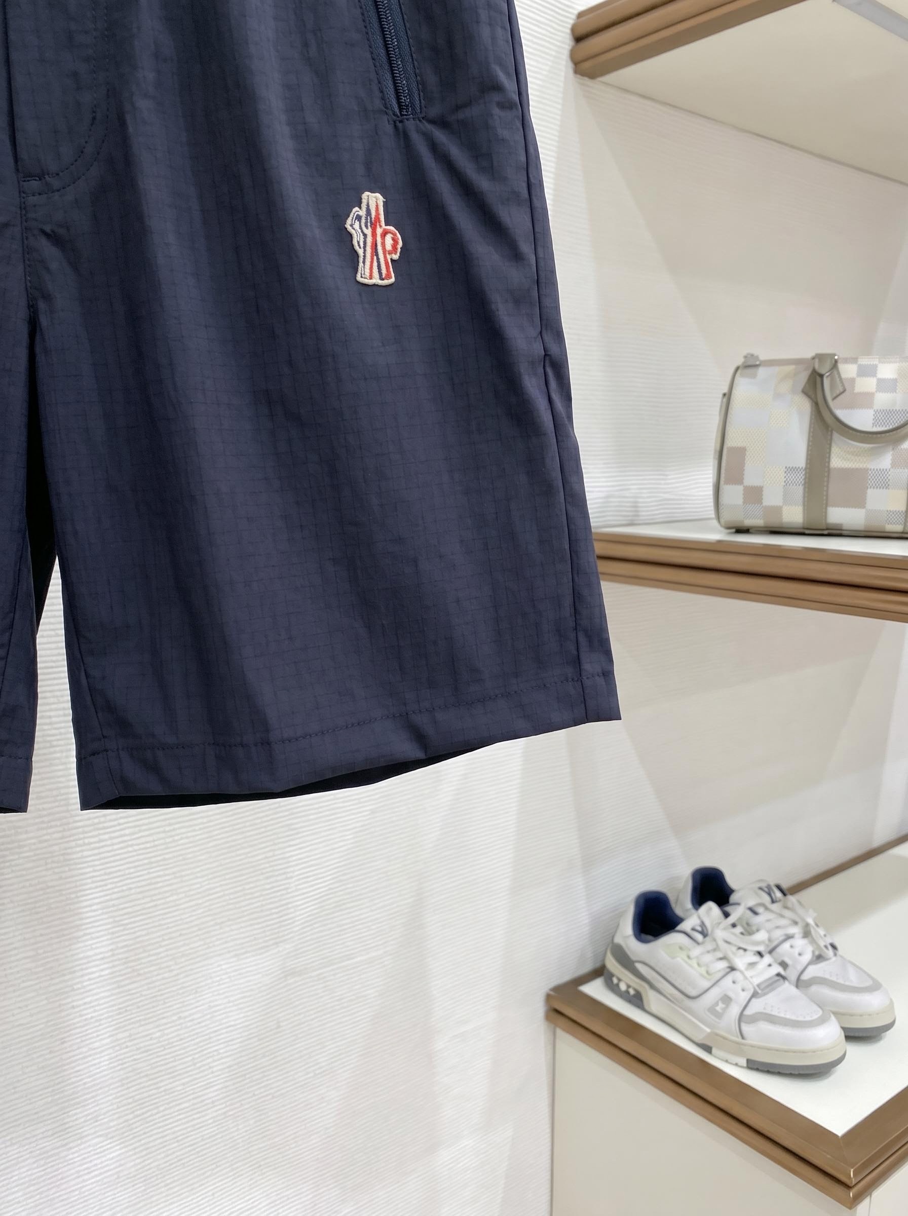 蒙口 春夏新款休闲短裤 品牌经典系列面料 速干原版设计 舒适度极好，手触感强烈。原版品牌logo 辨识度