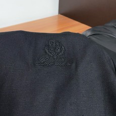 Loro Piana 诺悠翩雅 2026新款男士休闲定制麻料翻领夹克外套 简约干练的休闲外套,瞬间重回时 Loro Piana 诺悠翩雅 2026新款男士休闲定制麻料翻领夹克外套 简约干练的休闲外套,瞬间重回时