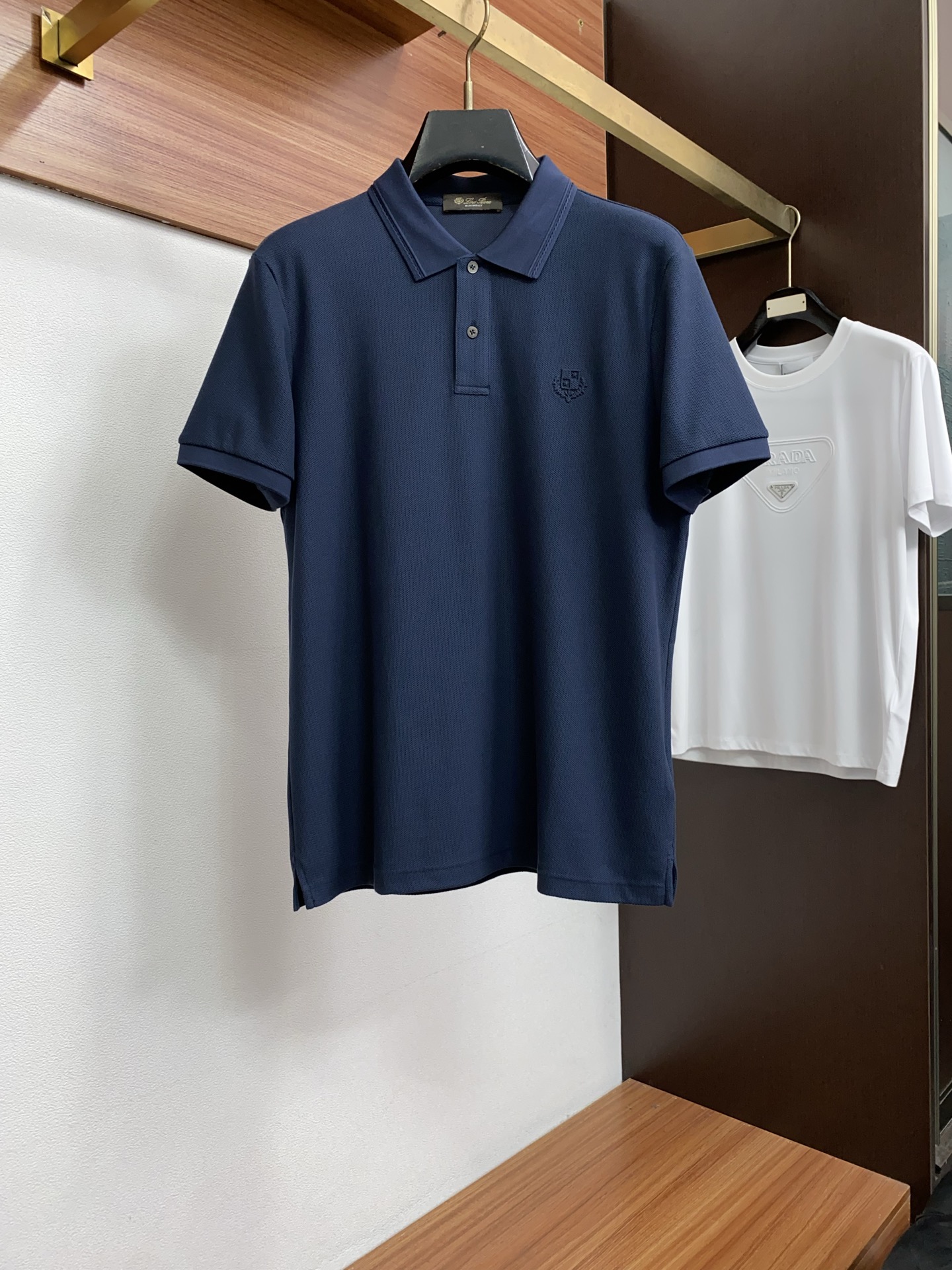 Loro Piana 诺悠翩雅 2026春夏新品翻领商务Polo，极简的衣身造型！顶级珠地6角蜂窝丝光桑