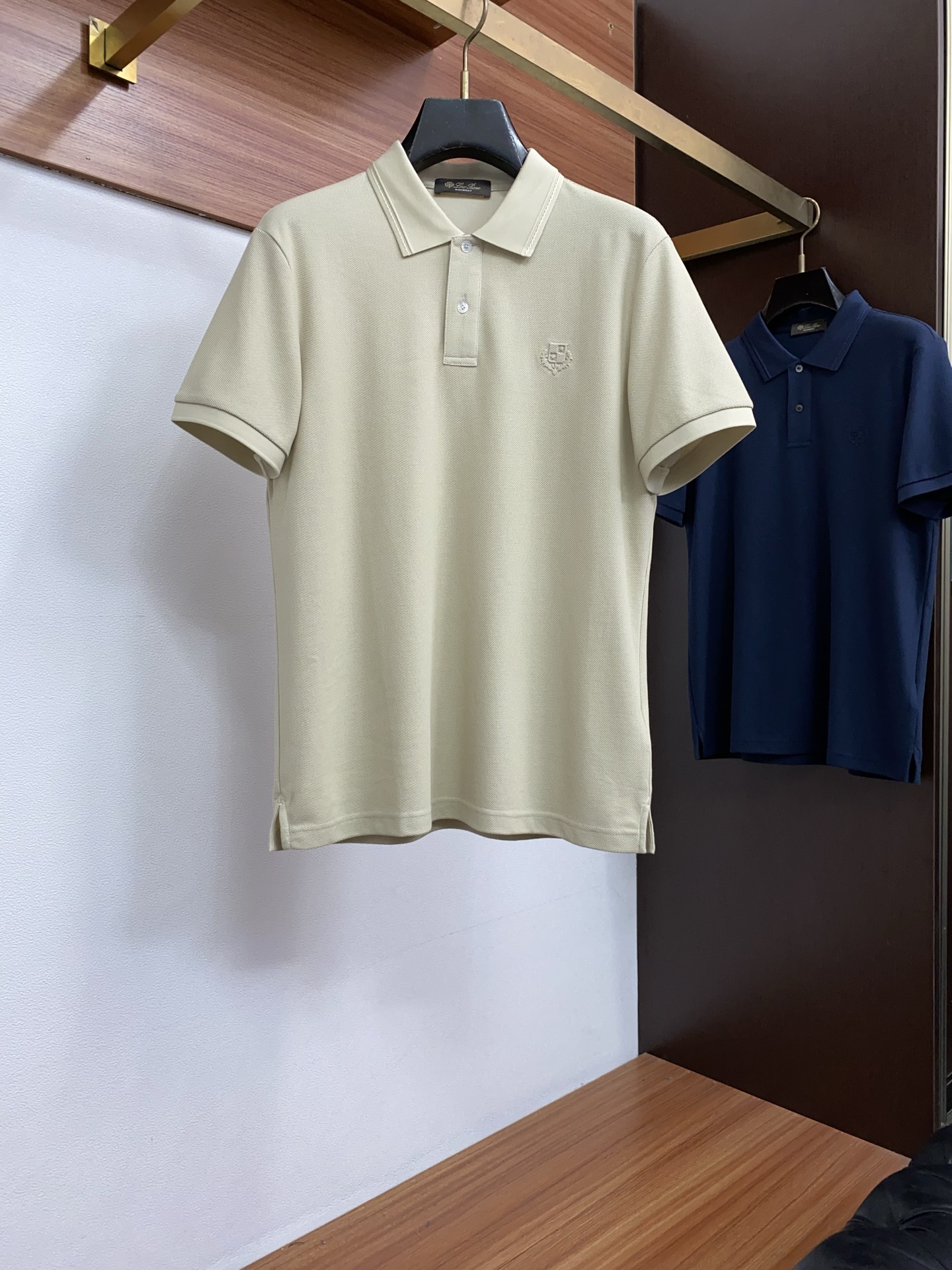 Loro Piana 诺悠翩雅 2026春夏新品翻领商务Polo，极简的衣身造型！顶级珠地6角蜂窝丝光桑