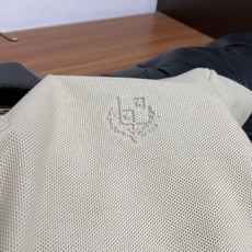 Loro Piana 诺悠翩雅 2026春夏新品翻领商务Polo,极简的衣身造型!顶级珠地6角蜂窝丝光桑 Loro Piana 诺悠翩雅 2026春夏新品翻领商务Polo,极简的衣身造型!顶级珠地6角蜂窝丝光桑