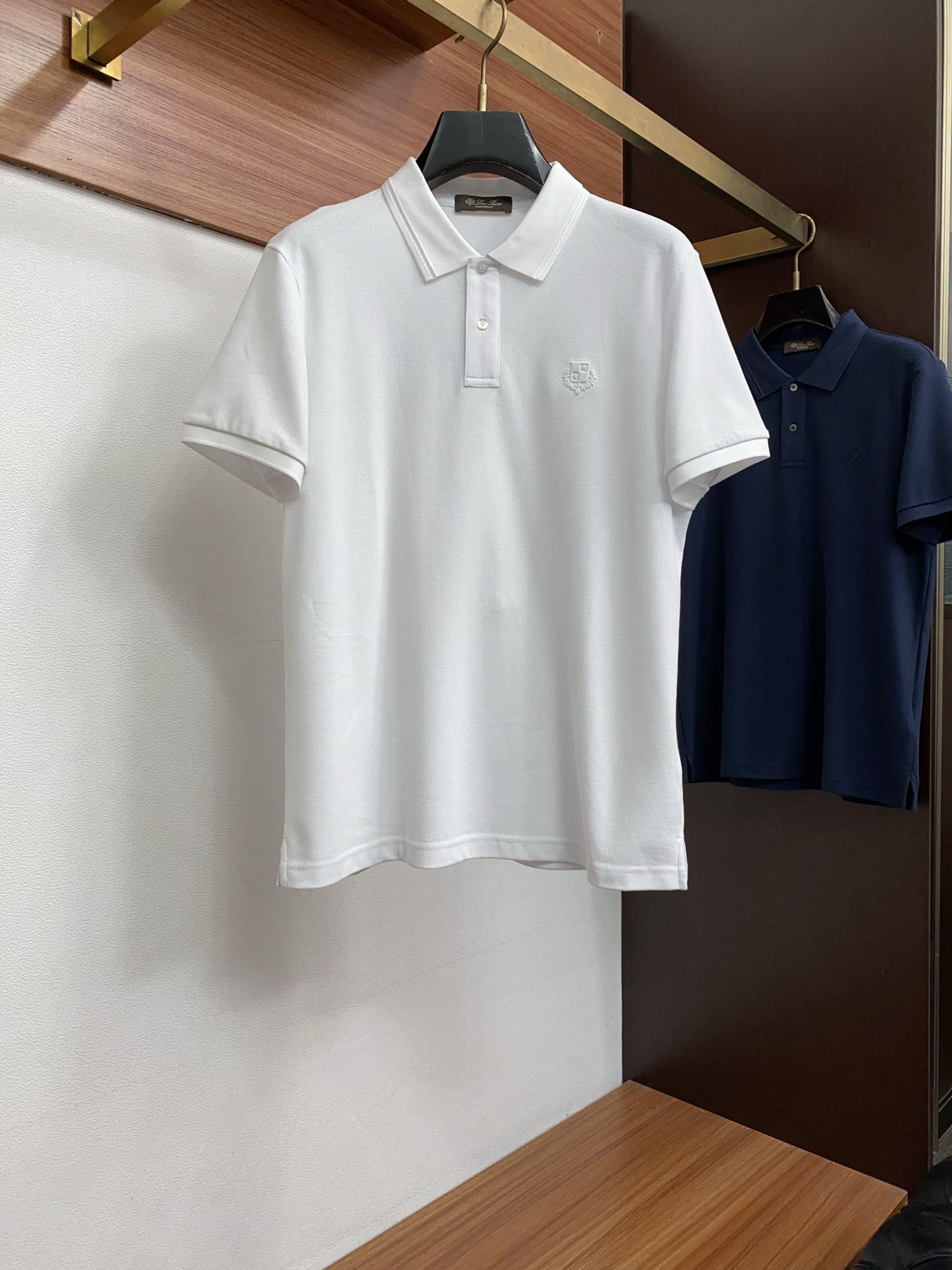 Loro Piana 诺悠翩雅 2026春夏新品翻领商务Polo，极简的衣身造型！顶级珠地6角蜂窝丝光桑