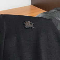 巴宝莉 2026春夏新品商务Polo,极简的衣身造型!丝光面料整体的触感极为舒适,弹力十足亲肤效果高级, 巴宝莉 2026春夏新品商务Polo,极简的衣身造型!丝光面料整体的触感极为舒适,弹力十足亲肤效果高级,