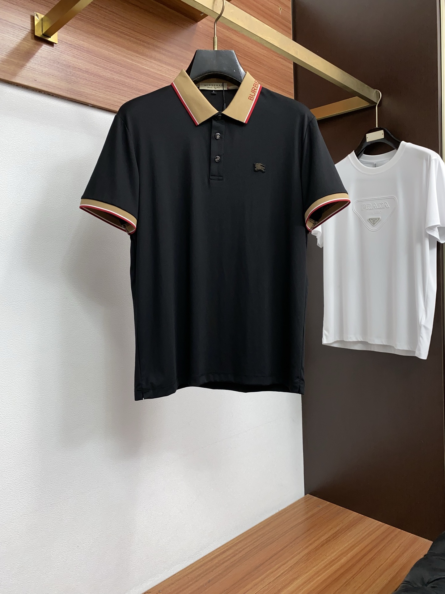 巴宝莉 2026春夏新品商务Polo，极简的衣身造型！丝光面料整体的触感极为舒适，弹力十足亲肤效果高级，