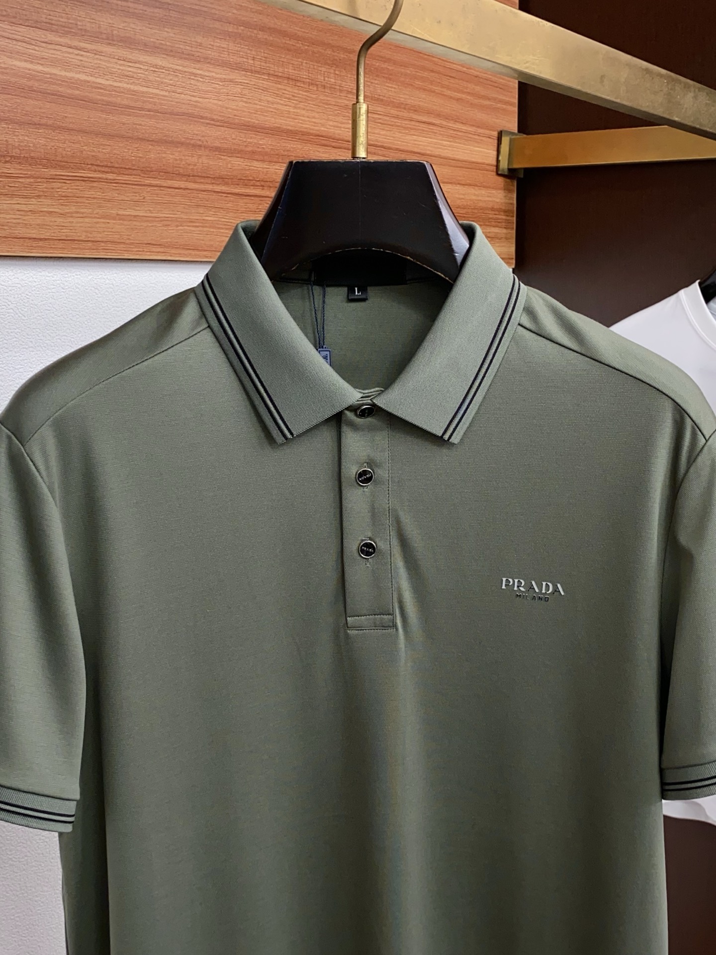 2026春夏新品商务Polo，极简的衣身造型！丝光面料整体的触感极为舒适，弹力十足亲肤效果高级，经典时尚