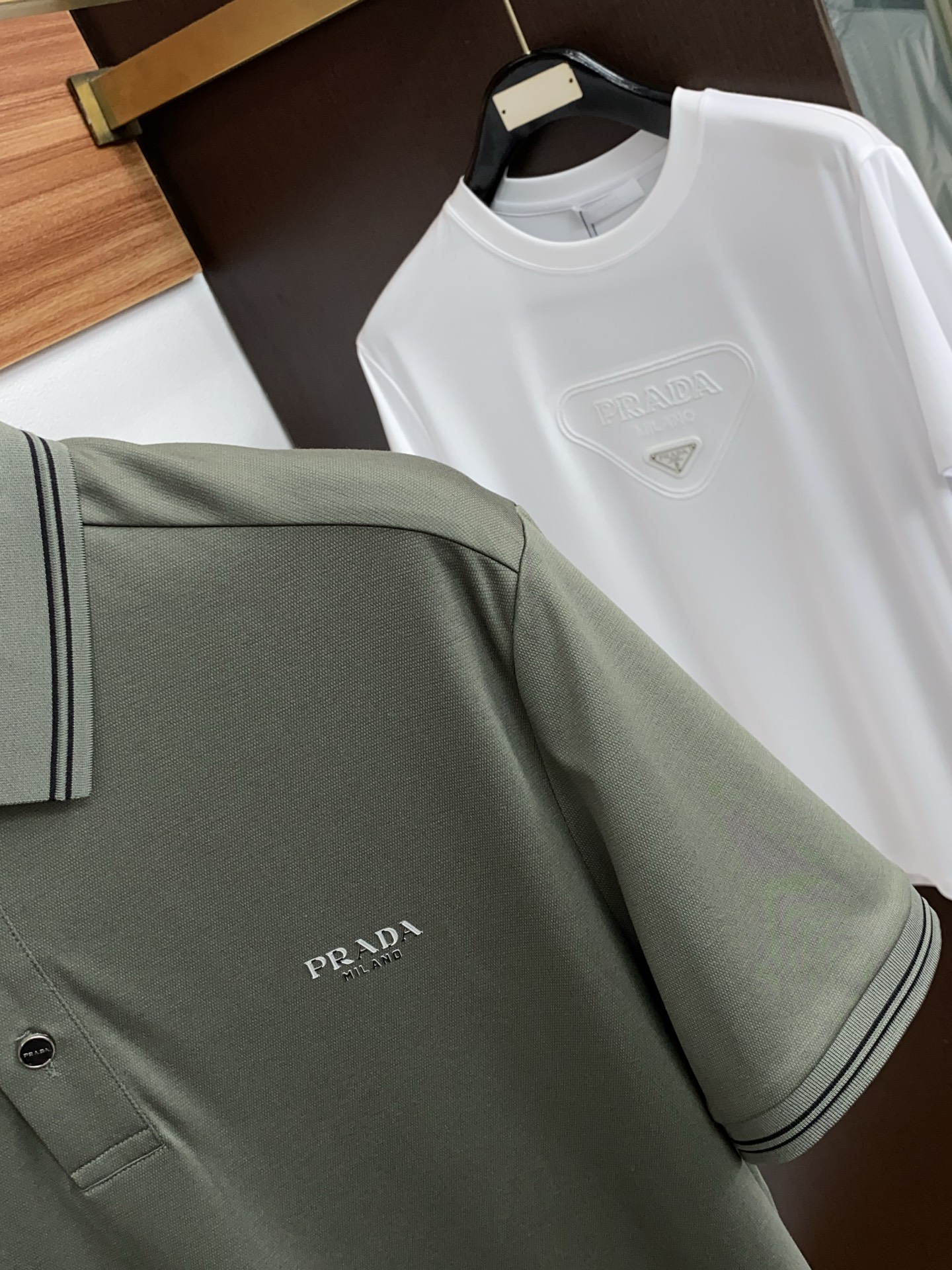 2026春夏新品商务Polo，极简的衣身造型！丝光面料整体的触感极为舒适，弹力十足亲肤效果高级，经典时尚