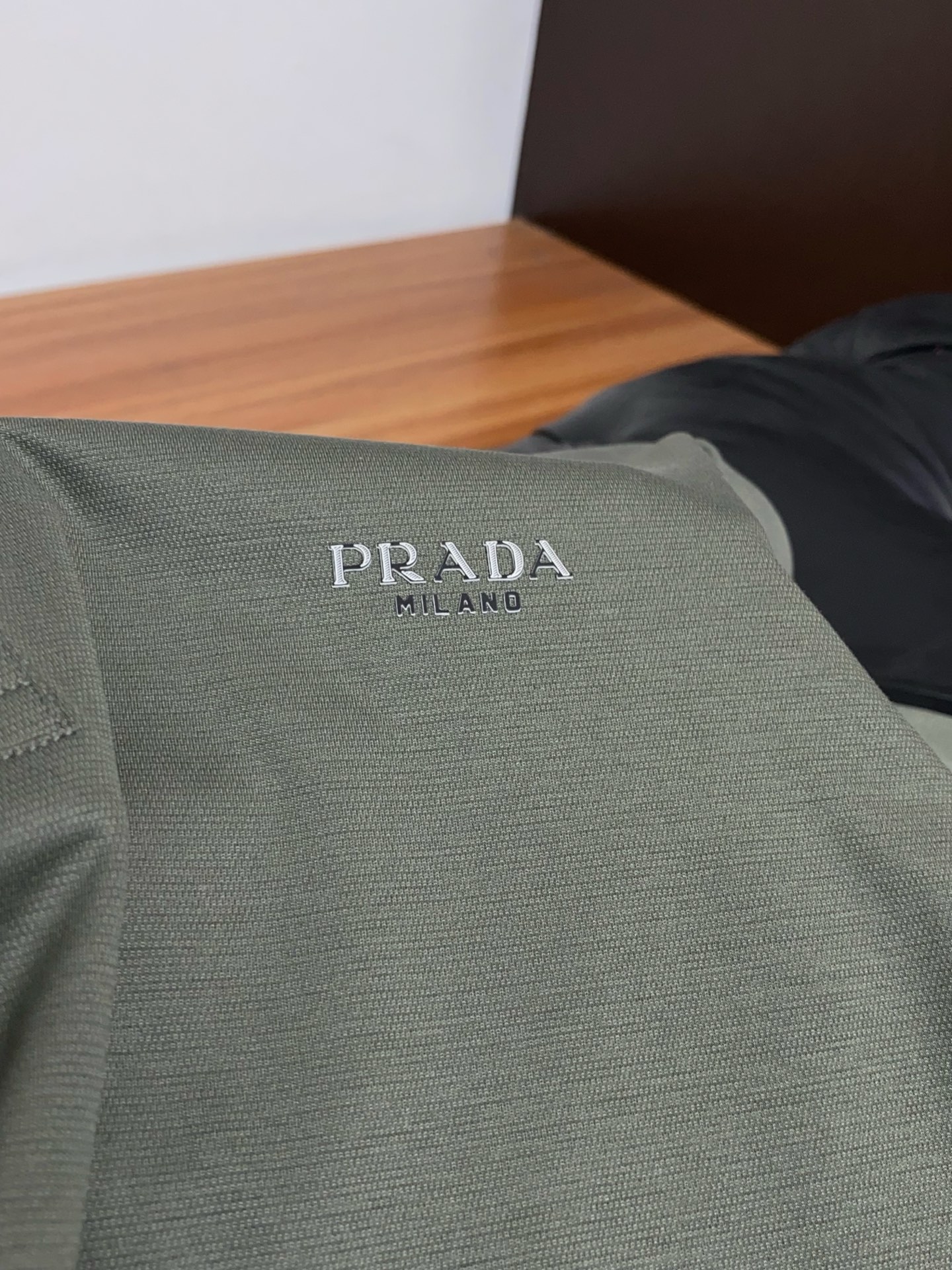 2026春夏新品商务Polo，极简的衣身造型！丝光面料整体的触感极为舒适，弹力十足亲肤效果高级，经典时尚
