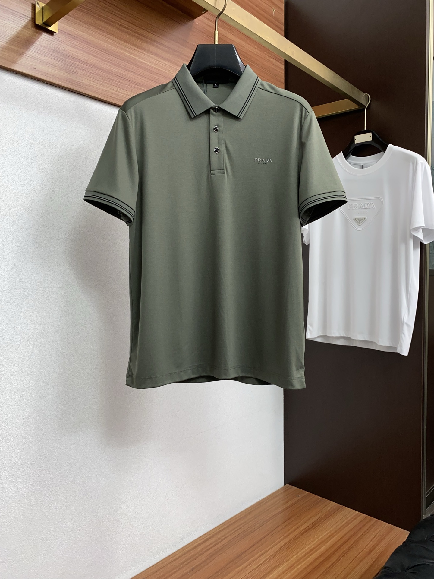 2026春夏新品商务Polo，极简的衣身造型！丝光面料整体的触感极为舒适，弹力十足亲肤效果高级，经典时尚