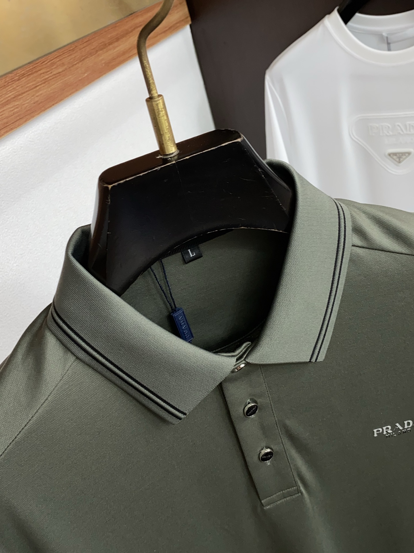 2026春夏新品商务Polo，极简的衣身造型！丝光面料整体的触感极为舒适，弹力十足亲肤效果高级，经典时尚