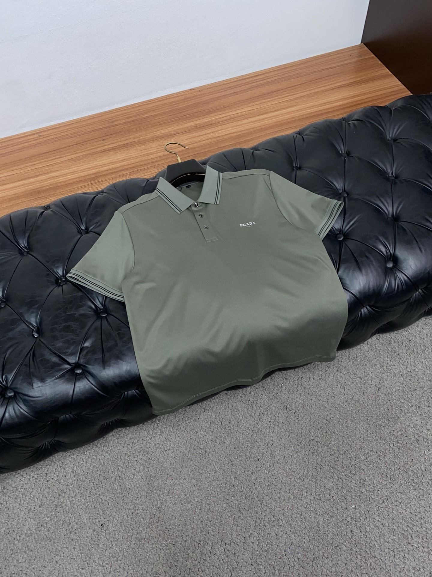 2026春夏新品商务Polo，极简的衣身造型！丝光面料整体的触感极为舒适，弹力十足亲肤效果高级，经典时尚