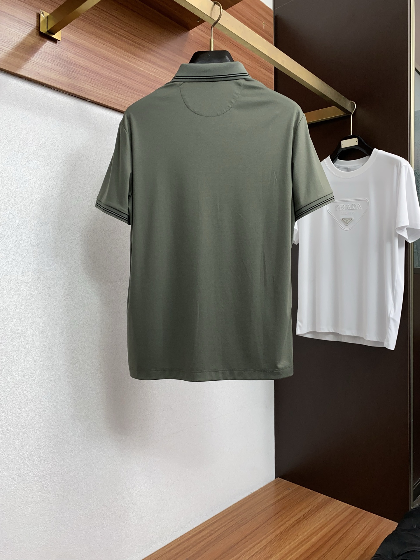 2026春夏新品商务Polo，极简的衣身造型！丝光面料整体的触感极为舒适，弹力十足亲肤效果高级，经典时尚