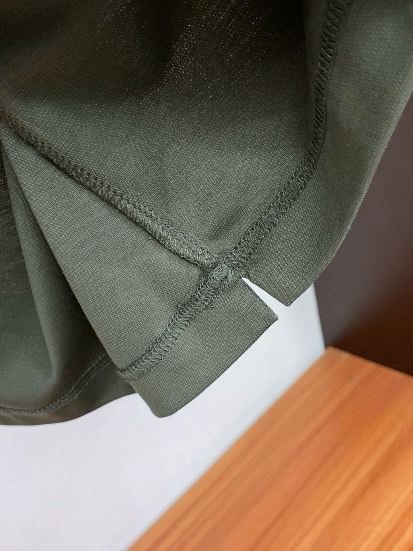 2026春夏新品商务Polo，极简的衣身造型！丝光面料整体的触感极为舒适，弹力十足亲肤效果高级，经典时尚
