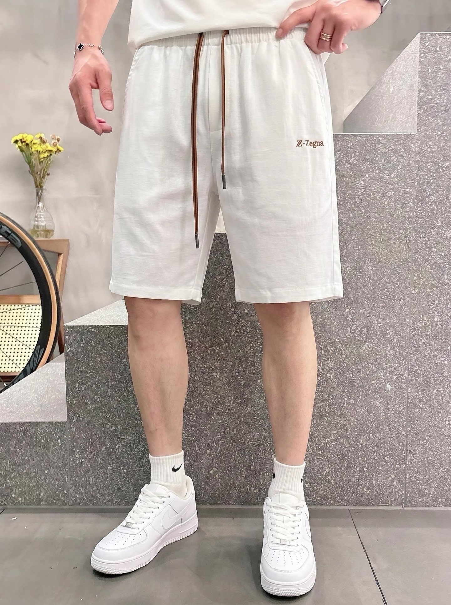 杰尼亚 春夏新款休闲短裤 品牌经典系列麻棉面料 原版设计 舒适度极好，手触感强烈。原版品牌logo 辨识