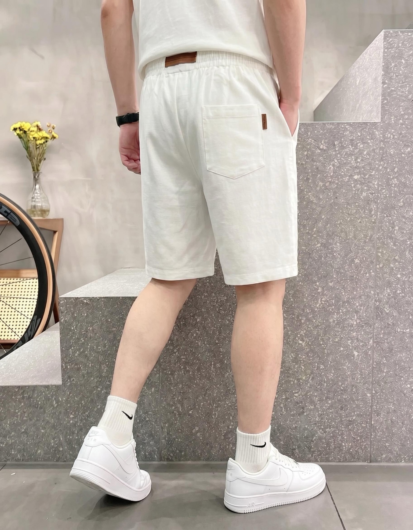 杰尼亚 春夏新款休闲短裤 品牌经典系列麻棉面料 原版设计 舒适度极好，手触感强烈。原版品牌logo 辨识