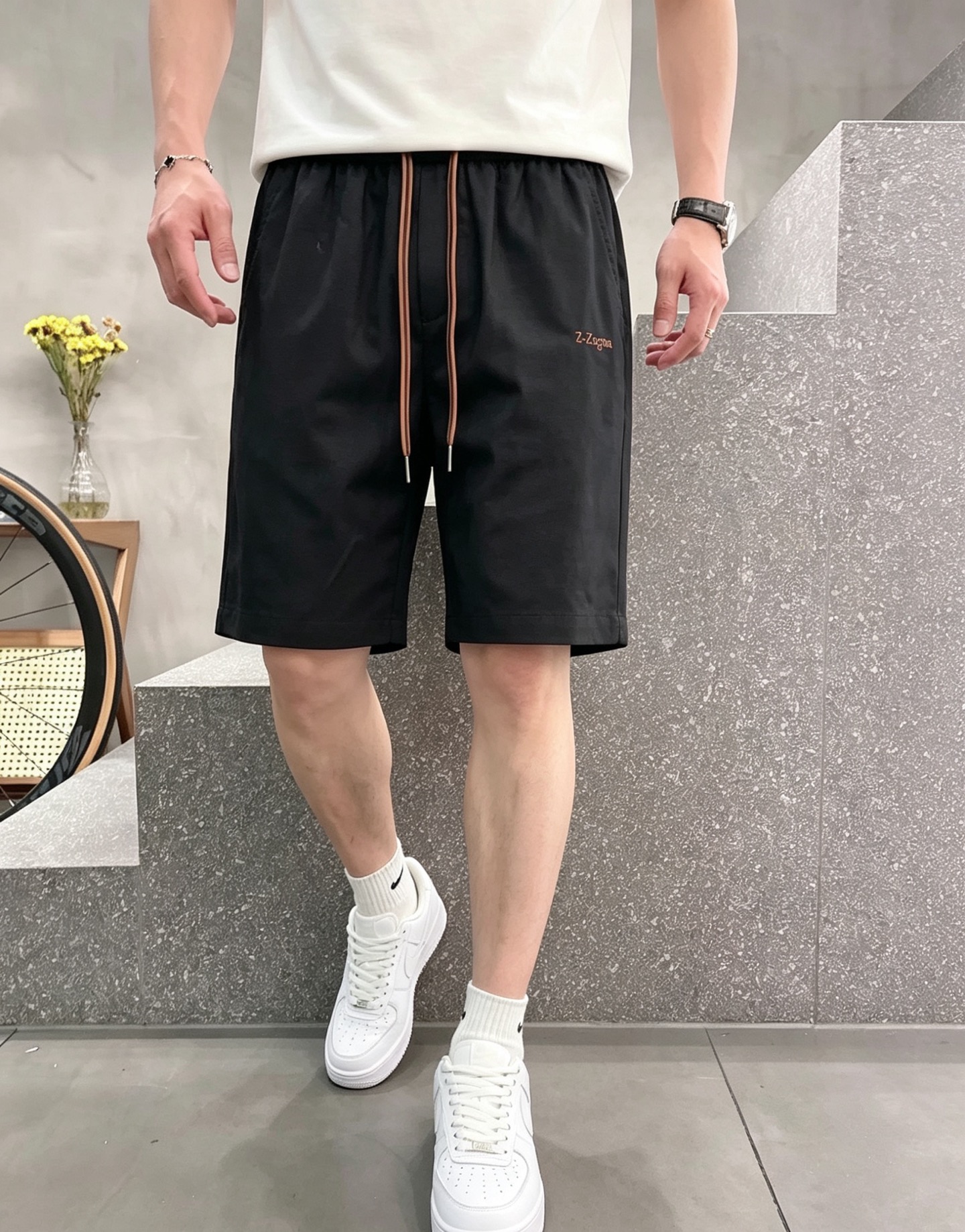 杰尼亚 春夏新款休闲短裤 品牌经典系列麻棉面料 原版设计 舒适度极好，手触感强烈。原版品牌logo 辨识