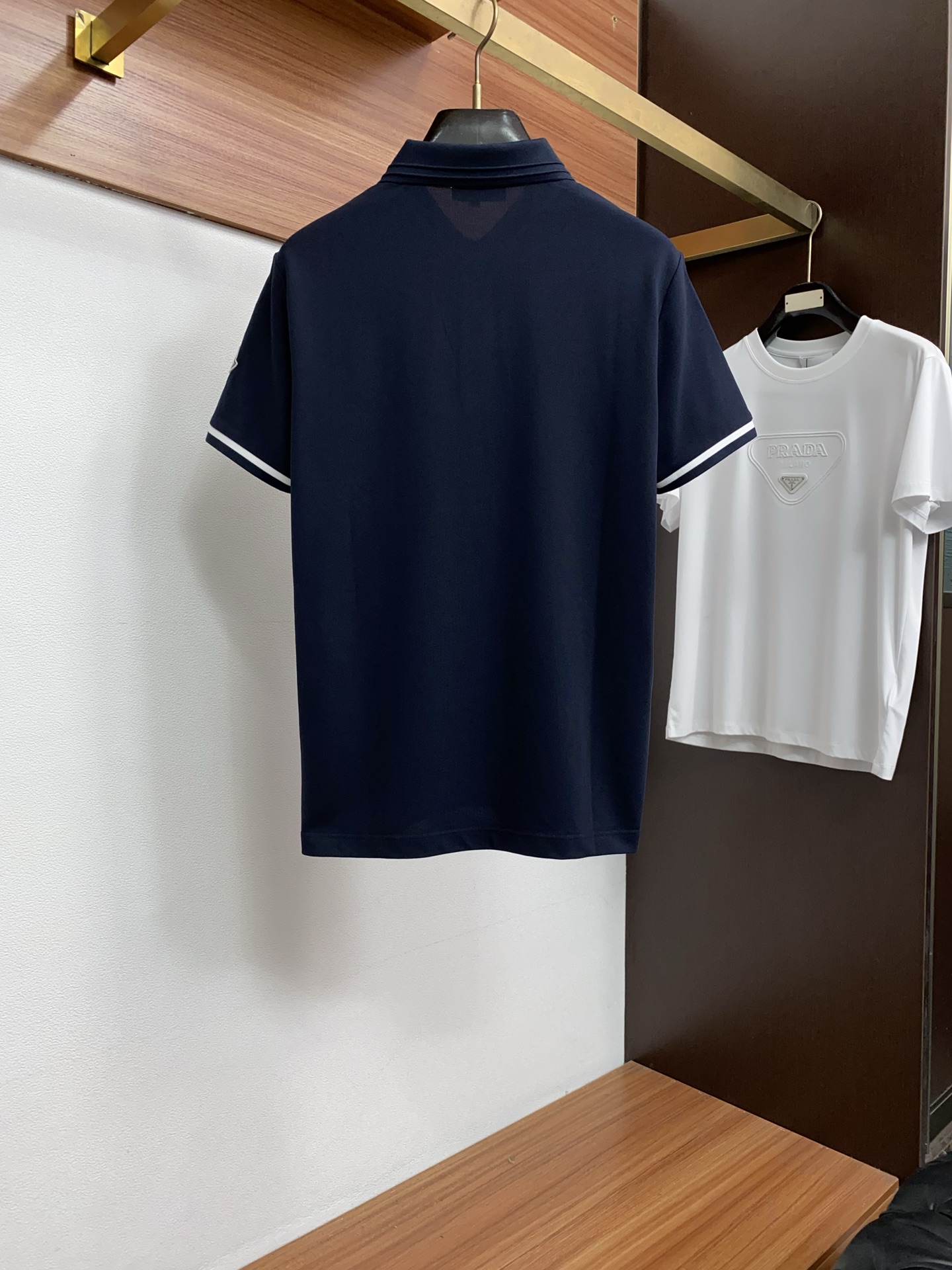 蒙口 经典翻领POLO版型，修饰身形，沉稳百搭，不挑肤色，适配商务、休闲多场景，采用高支精梳棉/珠地棉面