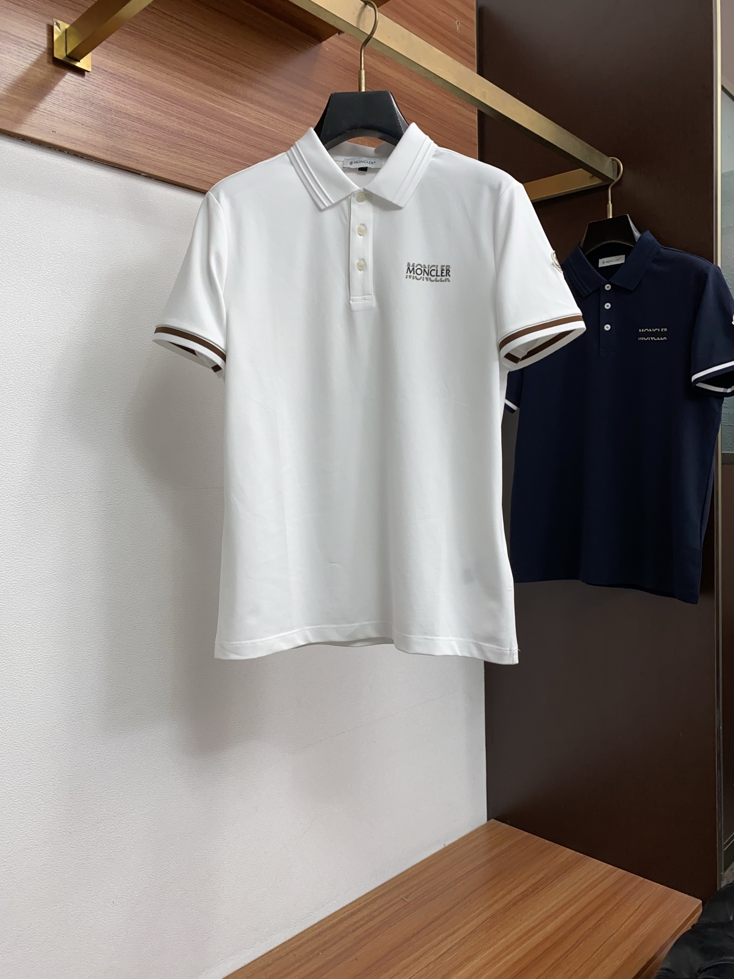 蒙口 经典翻领POLO版型，修饰身形，沉稳百搭，不挑肤色，适配商务、休闲多场景，采用高支精梳棉/珠地棉面