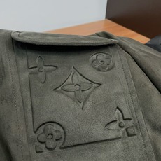 1v 路易威登 2026新款男士新款休闲定制翻领夹克外套 商务意大利进口鹿皮绒面料 简约干练的休闲外套, 1v 路易威登 2026新款男士新款休闲定制翻领夹克外套 商务意大利进口鹿皮绒面料 简约干练的休闲外套,