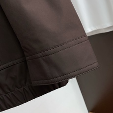 Loro piana 诺悠翩雅 2026新款男士新款休闲定制翻领夹克外套 简约干练的休闲外套,瞬间重回时 Loro piana 诺悠翩雅 2026新款男士新款休闲定制翻领夹克外套 简约干练的休闲外套,瞬间重回时