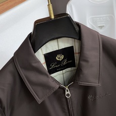 Loro piana 诺悠翩雅 2026新款男士新款休闲定制翻领夹克外套 简约干练的休闲外套,瞬间重回时 Loro piana 诺悠翩雅 2026新款男士新款休闲定制翻领夹克外套 简约干练的休闲外套,瞬间重回时