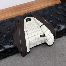 Loro piana 诺悠翩雅 2026新款男士新款休闲定制翻领夹克外套 简约干练的休闲外套,瞬间重回时 Loro piana 诺悠翩雅 2026新款男士新款休闲定制翻领夹克外套 简约干练的休闲外套,瞬间重回时