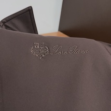 Loro piana 诺悠翩雅 2026新款男士新款休闲定制翻领夹克外套 简约干练的休闲外套,瞬间重回时 Loro piana 诺悠翩雅 2026新款男士新款休闲定制翻领夹克外套 简约干练的休闲外套,瞬间重回时