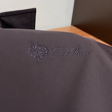 Loro piana 诺悠翩雅 2026新款男士新款休闲定制翻领夹克外套 简约干练的休闲外套,瞬间重回时 Loro piana 诺悠翩雅 2026新款男士新款休闲定制翻领夹克外套 简约干练的休闲外套,瞬间重回时