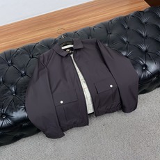 Loro piana 诺悠翩雅 2026新款男士新款休闲定制翻领夹克外套 简约干练的休闲外套,瞬间重回时 Loro piana 诺悠翩雅 2026新款男士新款休闲定制翻领夹克外套 简约干练的休闲外套,瞬间重回时