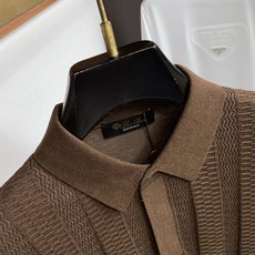 Loro piana 诺悠翩雅 2026新款男士高端简约翻领针织短袖Polo恤衫,香港洋行渠道货,纯正血 Loro piana 诺悠翩雅 2026新款男士高端简约翻领针织短袖Polo恤衫,香港洋行渠道货,纯正血