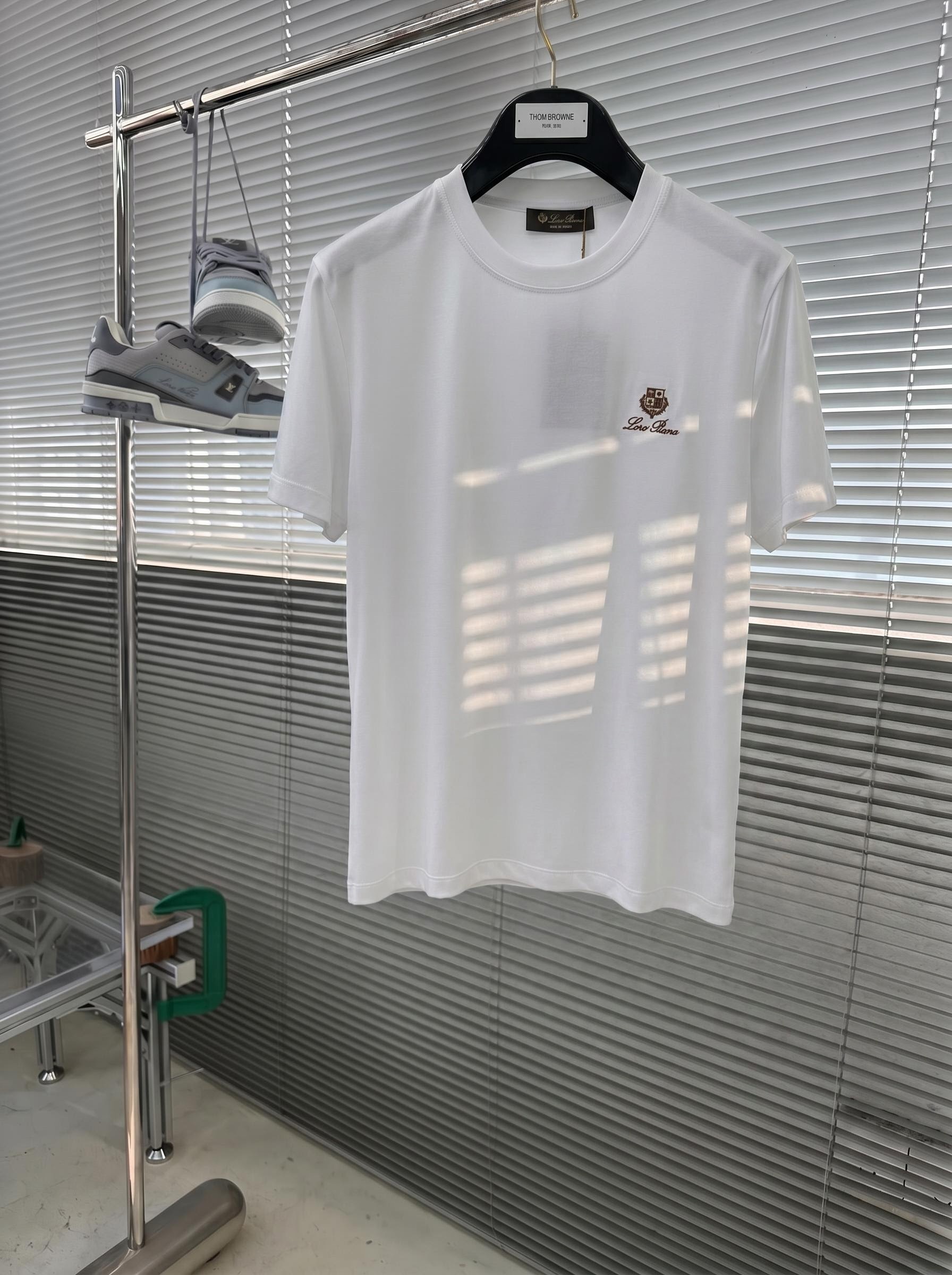 Loro Piana 诺悠亚 2026春夏新款首发专柜最新款圆领短袖 高端订制 设计前卫时尚！品牌logo重工艺设计 高