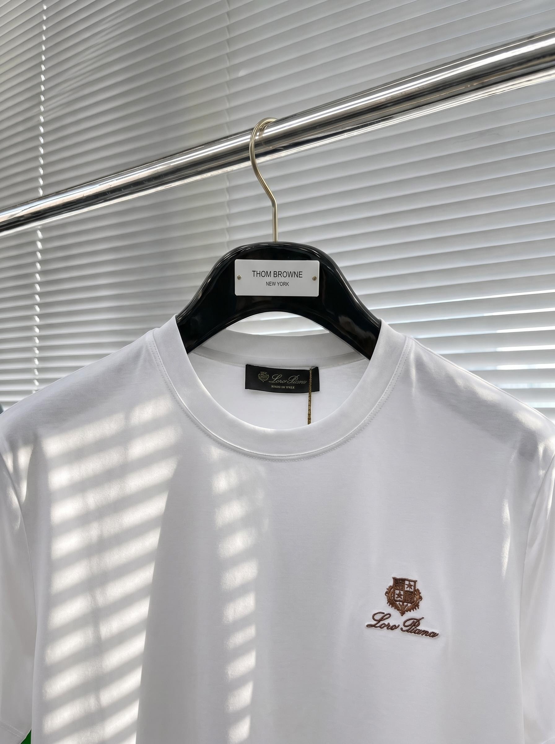 Loro Piana 诺悠亚 2026春夏新款首发专柜最新款圆领短袖 高端订制 设计前卫时尚！品牌logo重工艺设计 高