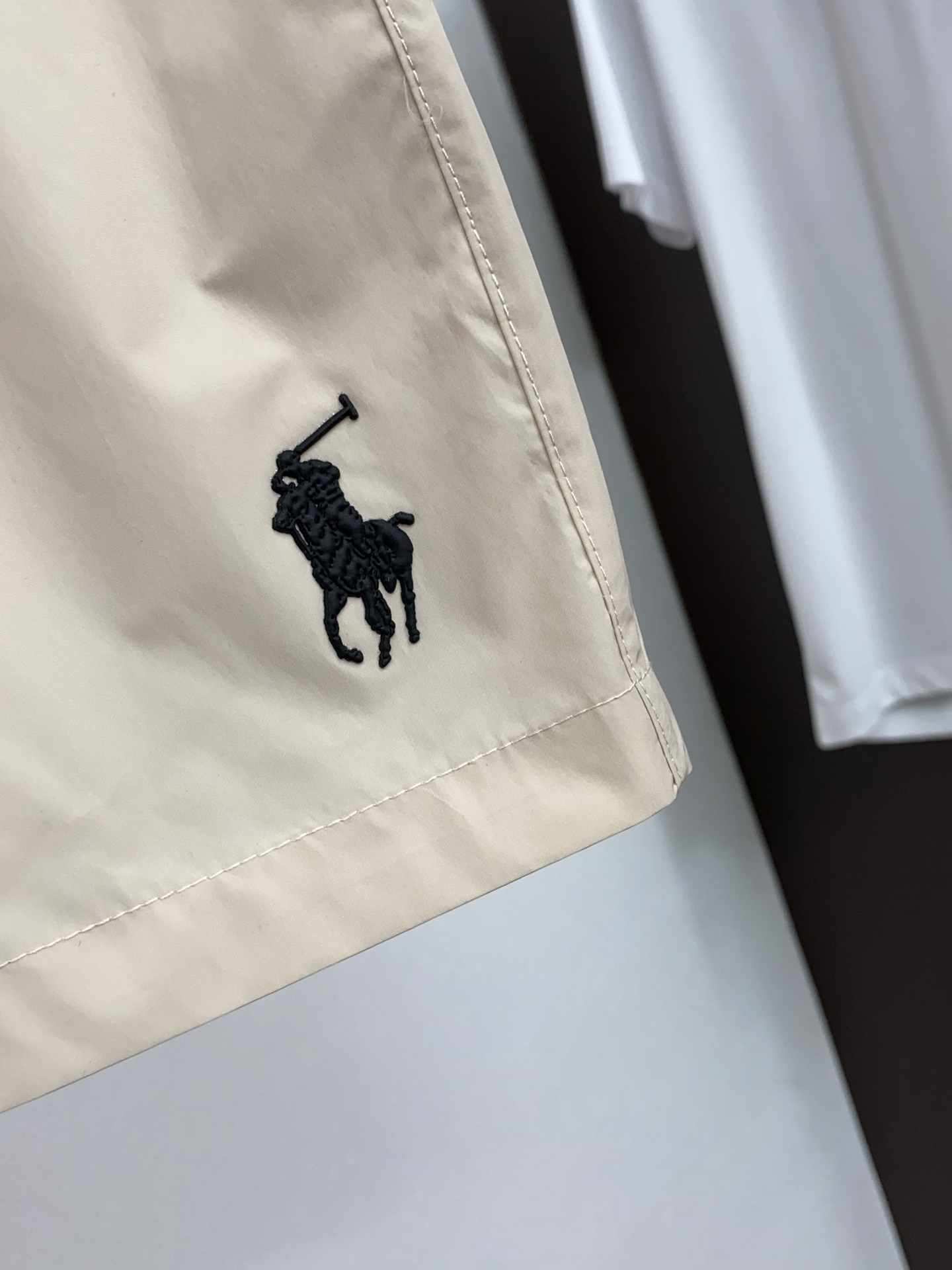 拉夫劳伦 2026新款速干短袖 这款短裤采用高密速干锦纶面料,触感轻薄顺滑,兼具良好的抗皱性与透气性,适 拉夫劳伦 2026新款速干短袖 这款短裤采用高密速干锦纶面料,触感轻薄顺滑,兼具良好的抗皱性与透气性,适