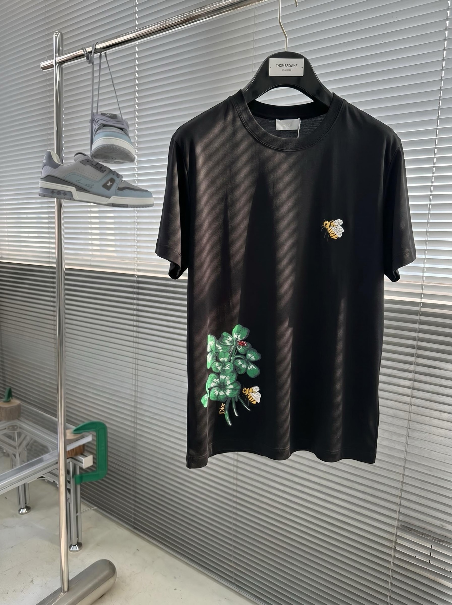 迪奥 2026春夏新款首发专柜最新款圆领短袖 高端订制 设计前卫时尚!品牌logo重工艺设计 高端定制双面100支醋酸丝 迪奥 2026春夏新款首发专柜最新款圆领短袖 高端订制 设计前卫时尚!品牌logo重工艺设计 高端定制双面100支醋酸丝