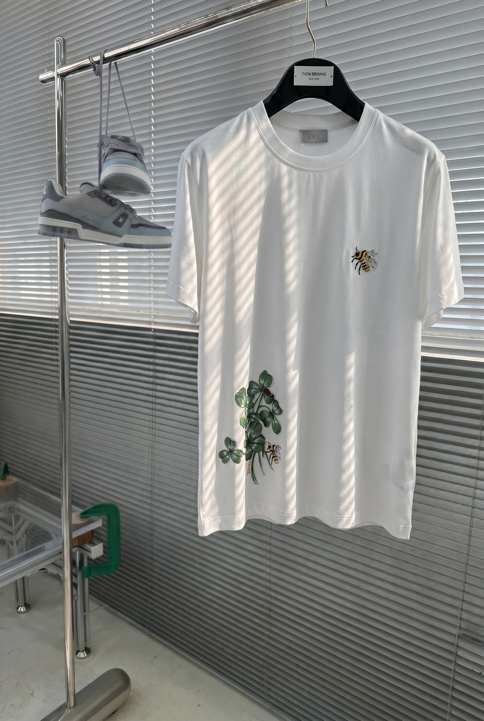 迪奥 2026春夏新款首发专柜最新款圆领短袖 高端订制 设计前卫时尚!品牌logo重工艺设计 高端定制双面100支醋酸丝 迪奥 2026春夏新款首发专柜最新款圆领短袖 高端订制 设计前卫时尚!品牌logo重工艺设计 高端定制双面100支醋酸丝
