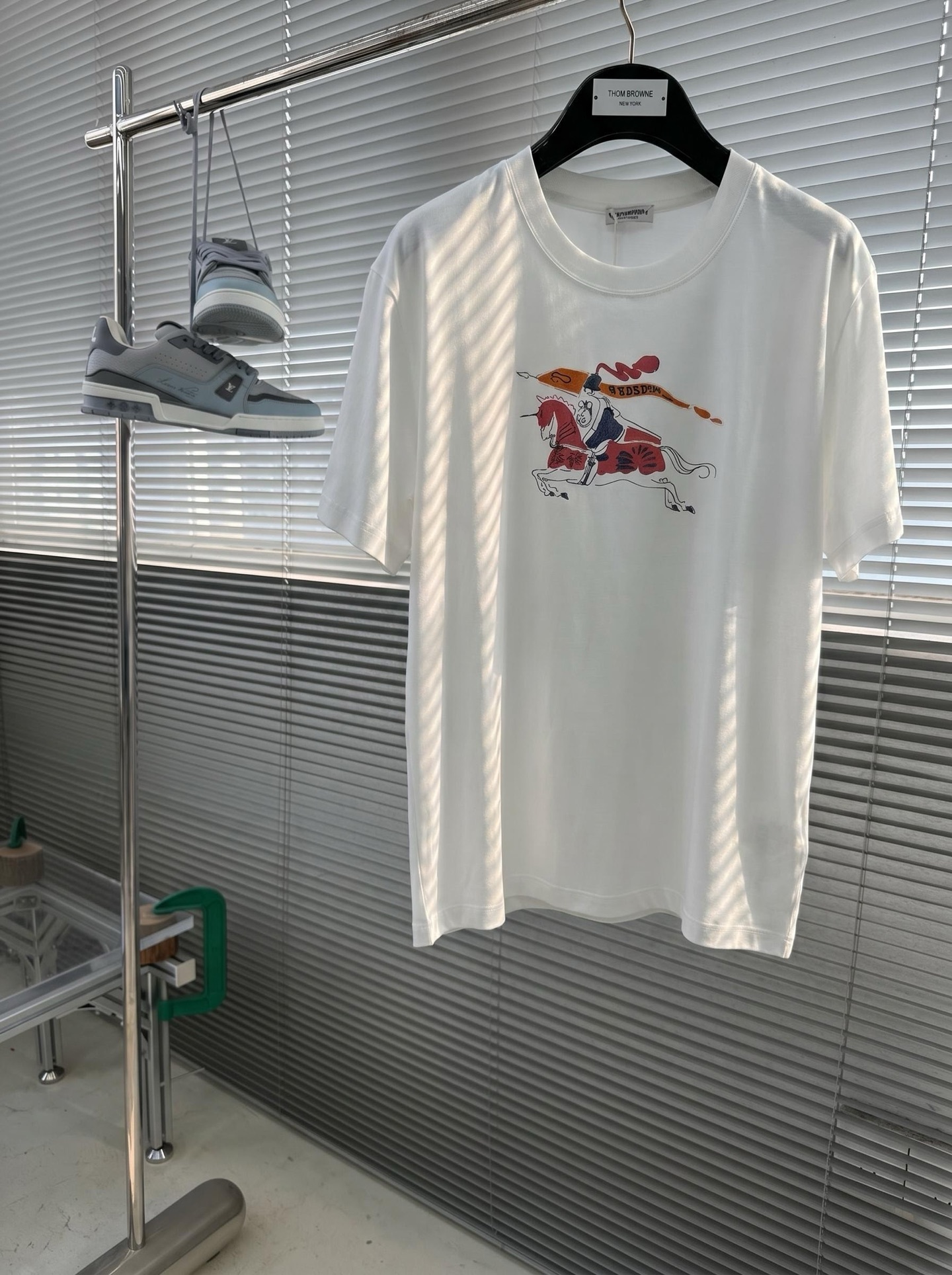 巴宝莉 2026春夏新款首发专柜最新款圆领短袖 高端订制 设计前卫时尚！品牌logo重工艺设计 高端定制双面100支醋酸