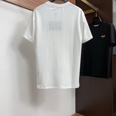 普拉达 26SS春夏新款 丝光棉质修身圆领短袖 男士基础款纯白专柜短袖T恤衫!贸易公司渠道稀出,同步官网 普拉达 26SS春夏新款 丝光棉质修身圆领短袖 男士基础款纯白专柜短袖T恤衫!贸易公司渠道稀出,同步官网
