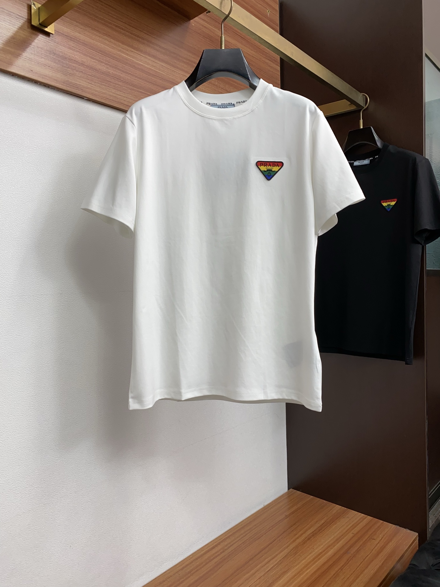 普拉达 26SS春夏新款 丝光棉质修身圆领短袖 男士基础款纯白专柜短袖T恤衫！贸易公司渠道稀出，同步官网