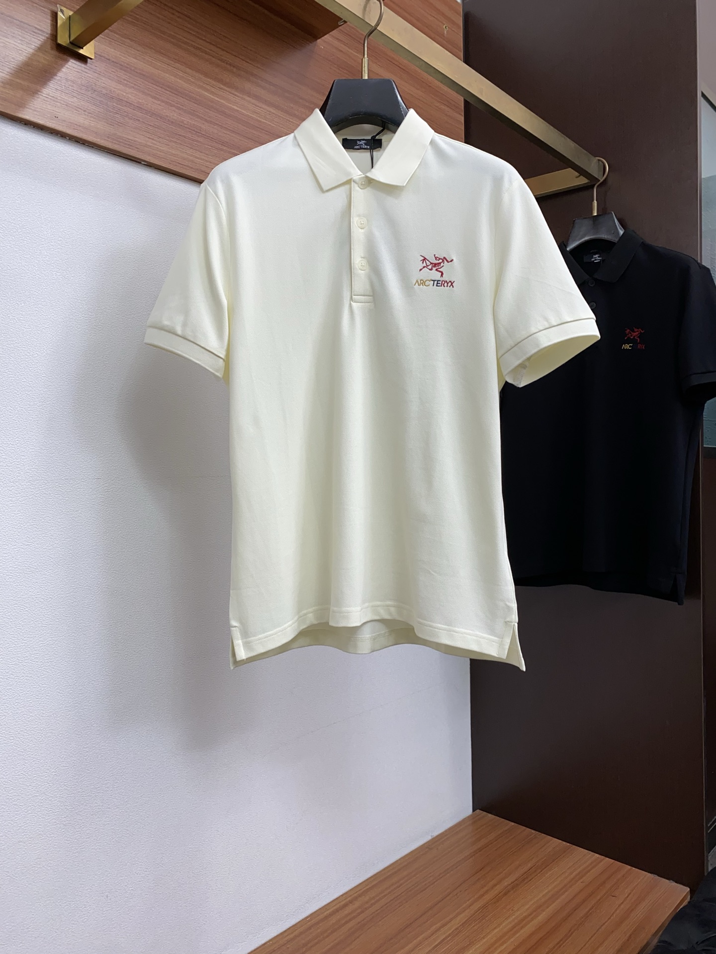 始祖鸟 2026春夏新品商务Polo，极简的衣身造型！丝光面料整体的触感极为舒适，弹力十足亲肤效果高级，