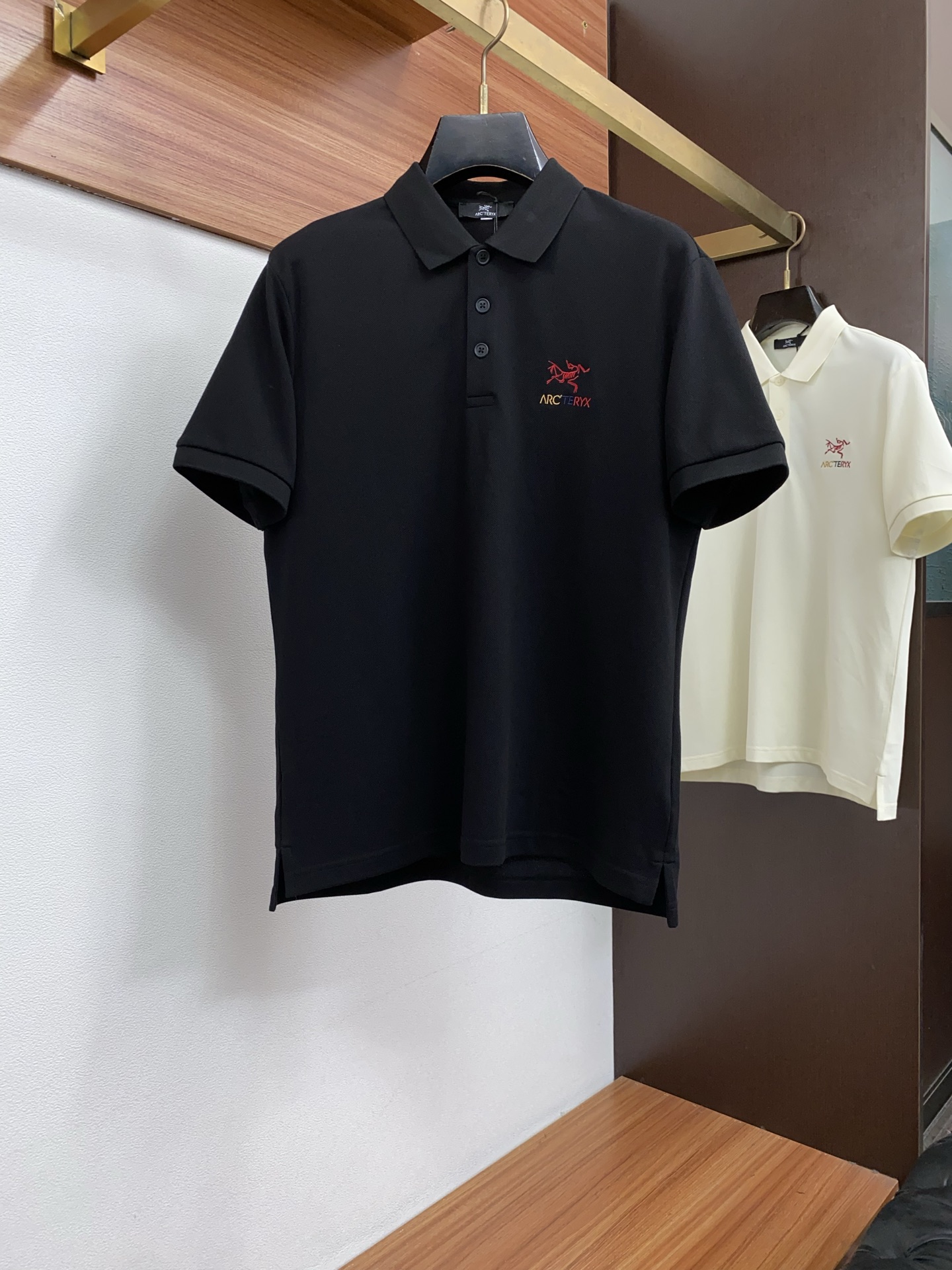 始祖鸟 2026春夏新品商务Polo，极简的衣身造型！丝光面料整体的触感极为舒适，弹力十足亲肤效果高级，